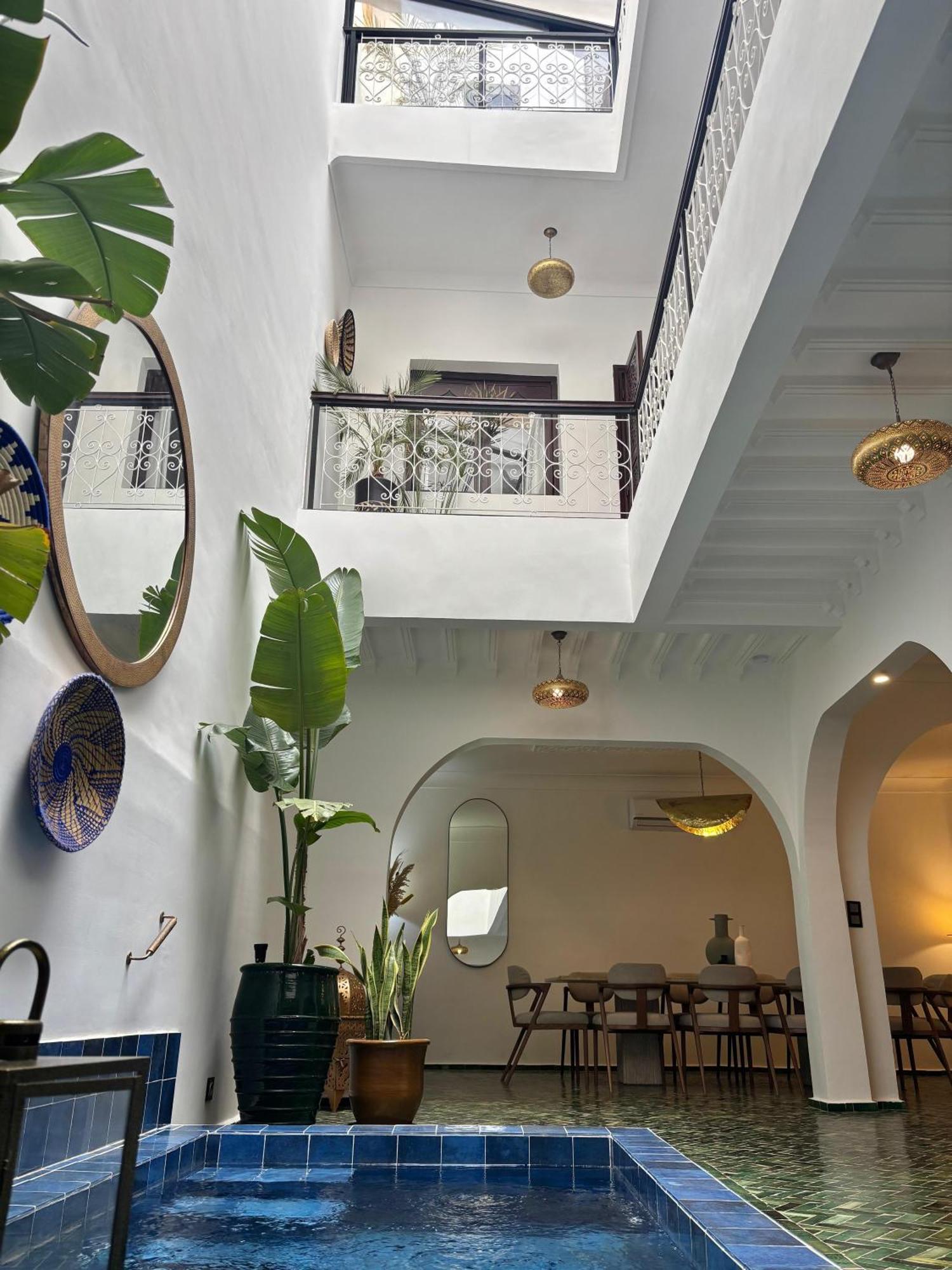 Privatise Jusqu A 10 Personnes Avec 5 Suites, Bassin Et Rooftop A Seulement 15 Minutes A Pied De La Celebre Place Jemaa El Fna Сasa de vacaciones *