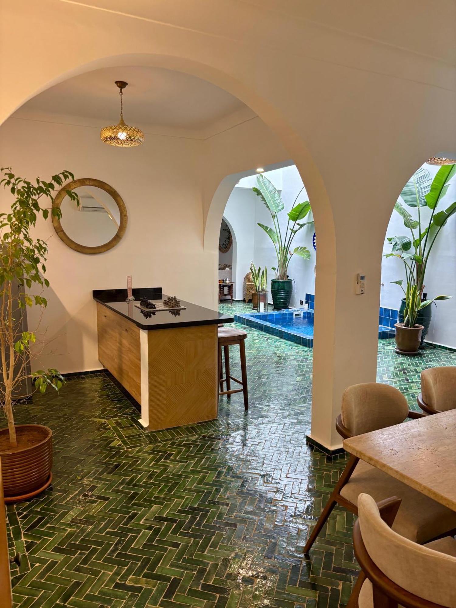 Privatise Jusqu A 10 Personnes Avec 5 Suites, Bassin Et Rooftop A Seulement 15 Minutes A Pied De La Celebre Place Jemaa El Fna Сasa de vacaciones *