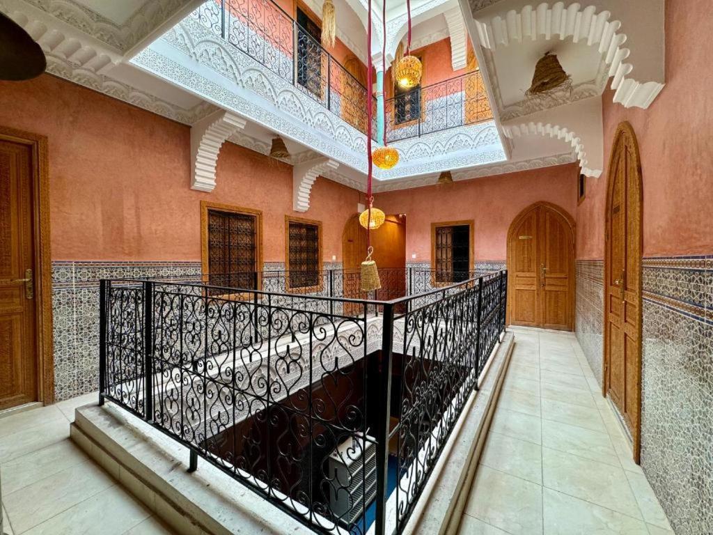 Flottement Des Songes Riad *