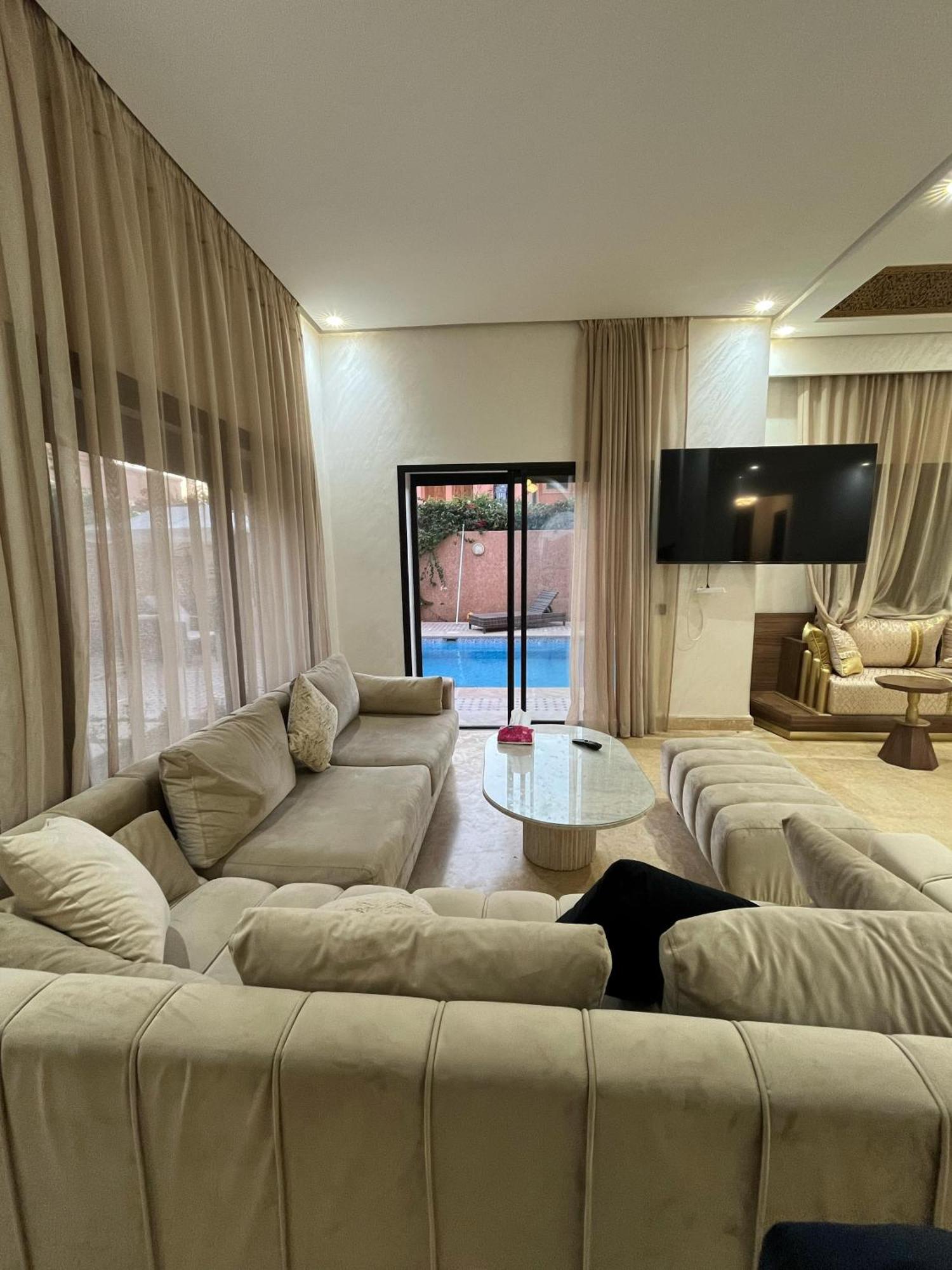 Villa, Jardin & Piscine Homestay *