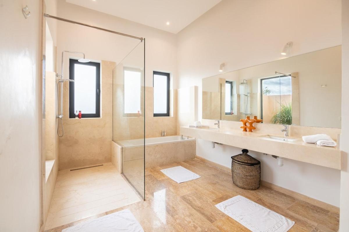 Luxury 5-suite With Heated Pool, Steam & Games Villa *