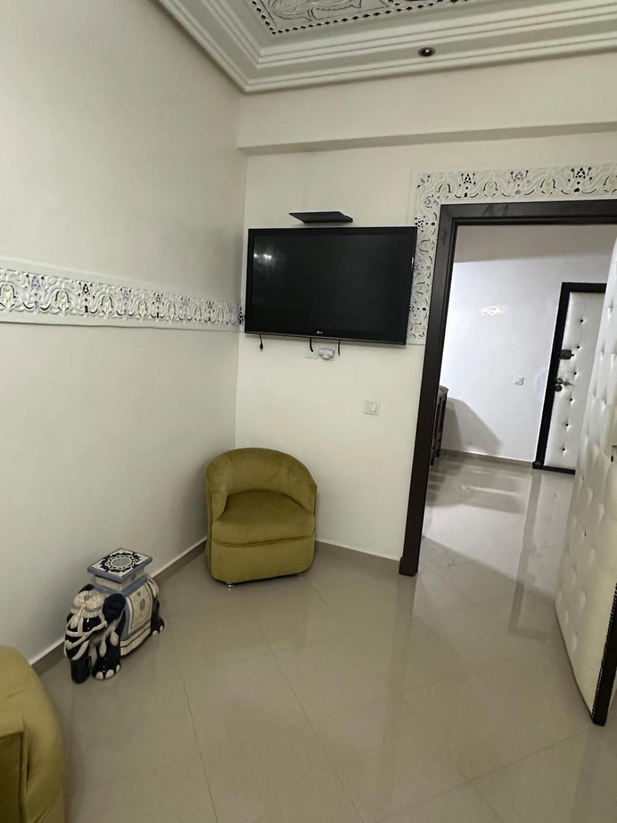 Elegant Moroccan Escape Cafes & Shops Nearby Apartment