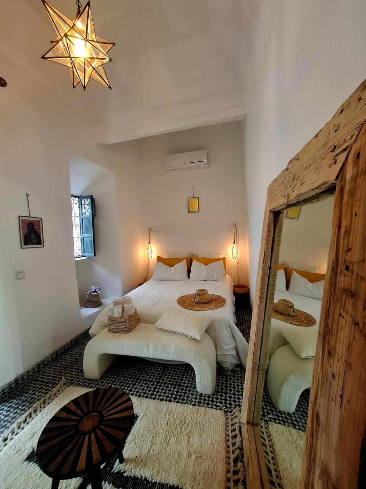 Dar El Hachmia - Private Riad, Air Cond, Heated Pool And Hammam *