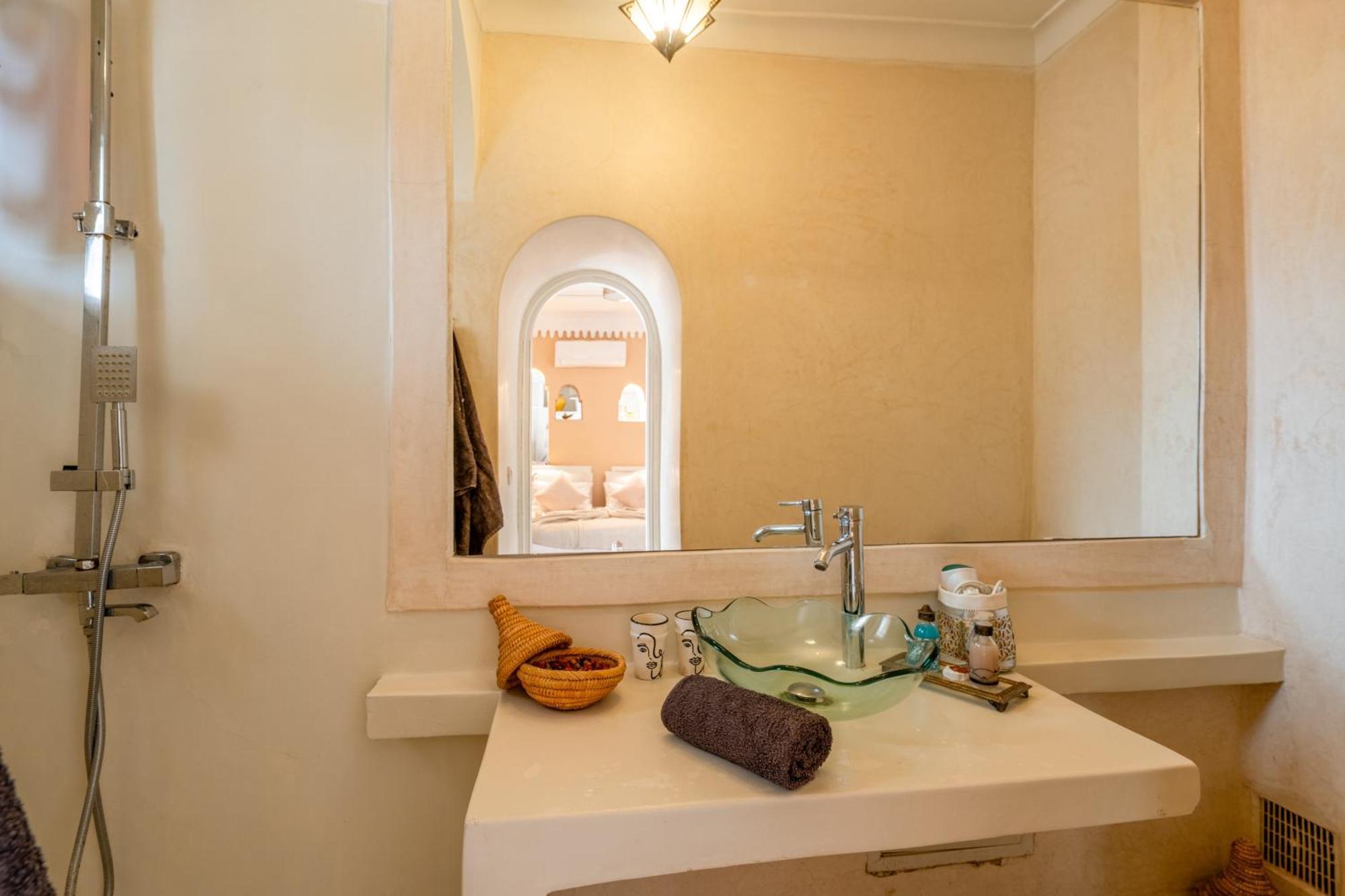 Awinati Location Privatisee ,piscine Chauffee , Beau Rooftop Riad Marraquexe