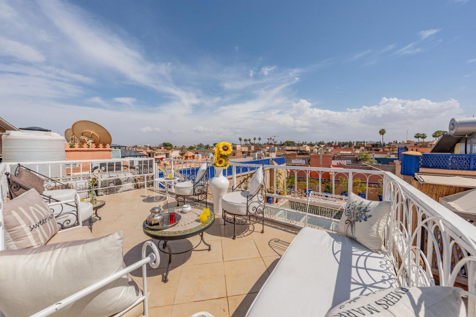 Awinati Location Privatisee ,piscine Chauffee , Beau Rooftop 3* Marraquexe