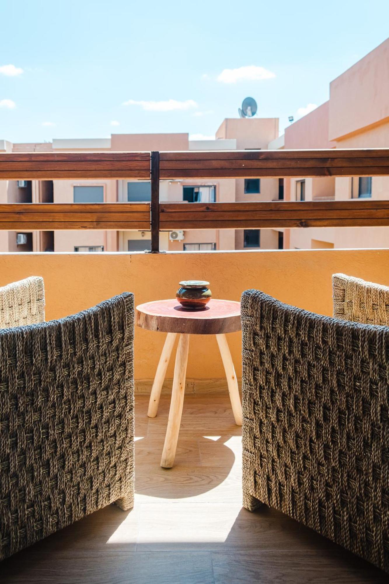 Charming Near M Avenue Pool, Parking Apartment