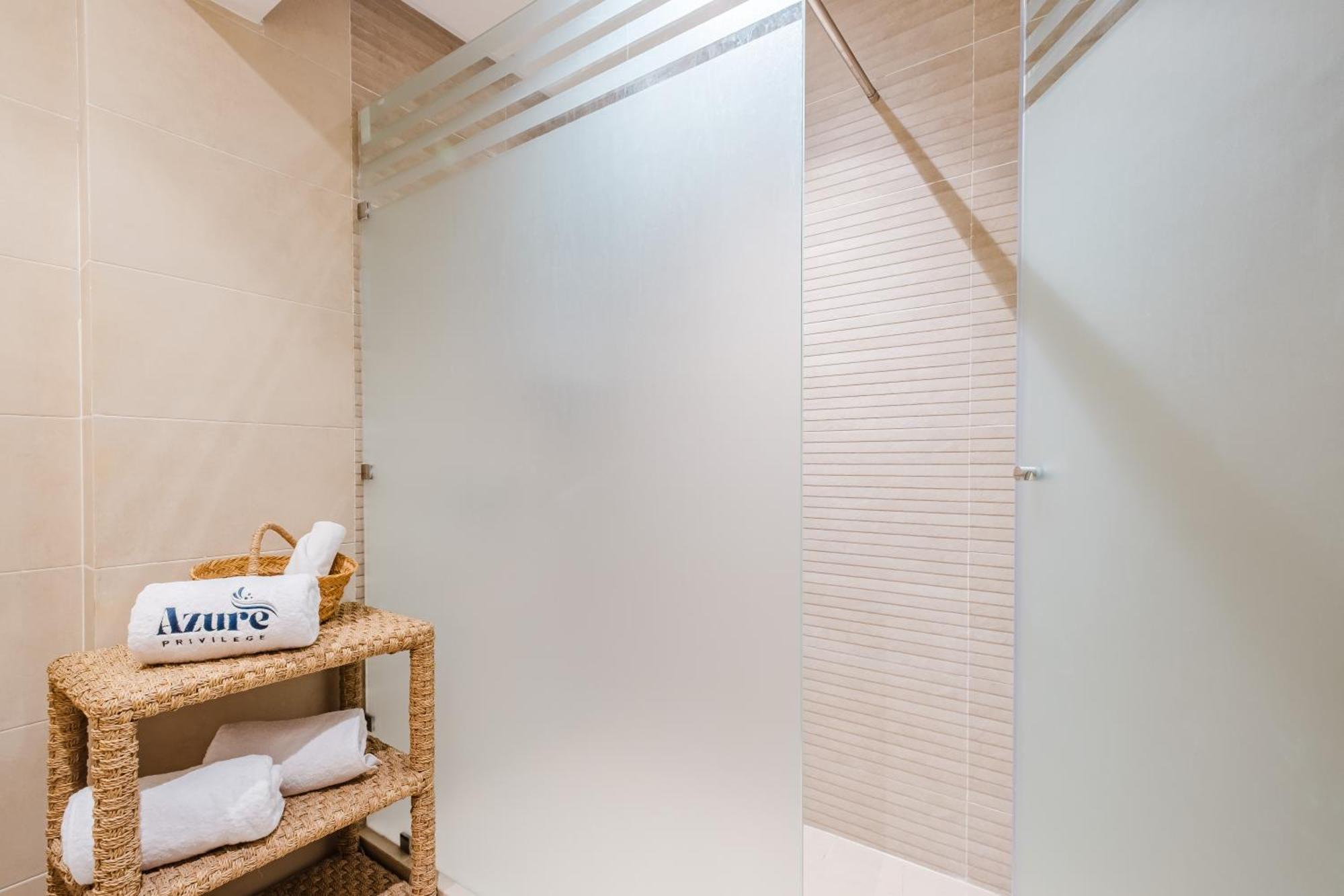 Charming Near M Avenue Pool, Parking Apartment *