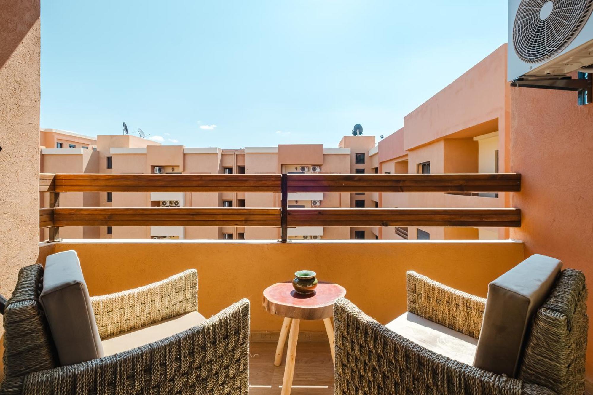 Charming Near M Avenue Pool, Parking *