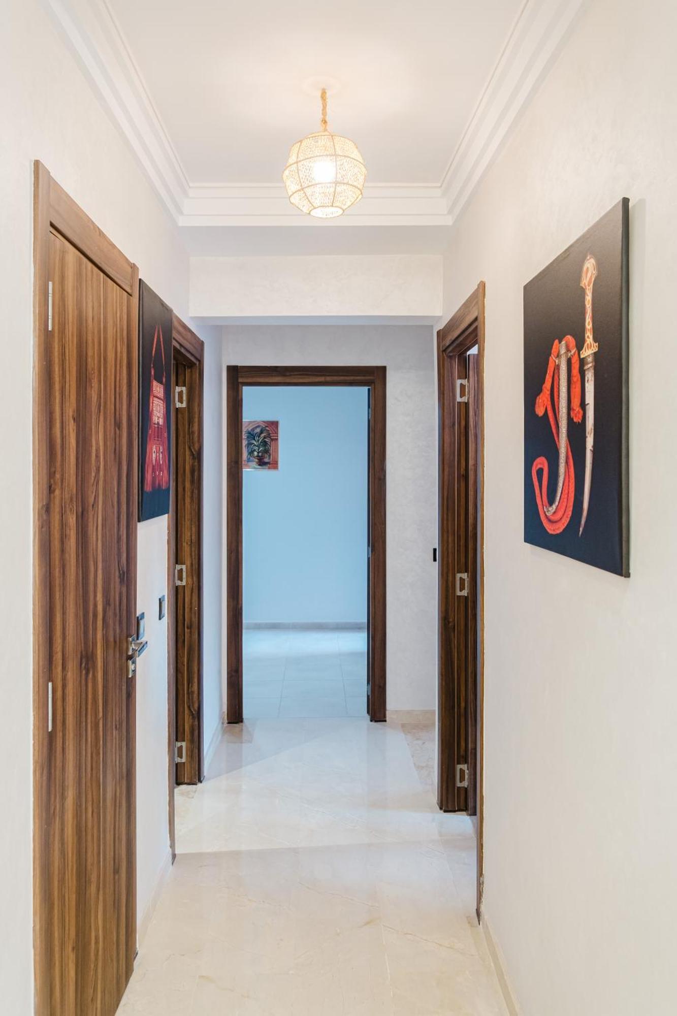 Charming Near M Avenue Pool, Parking