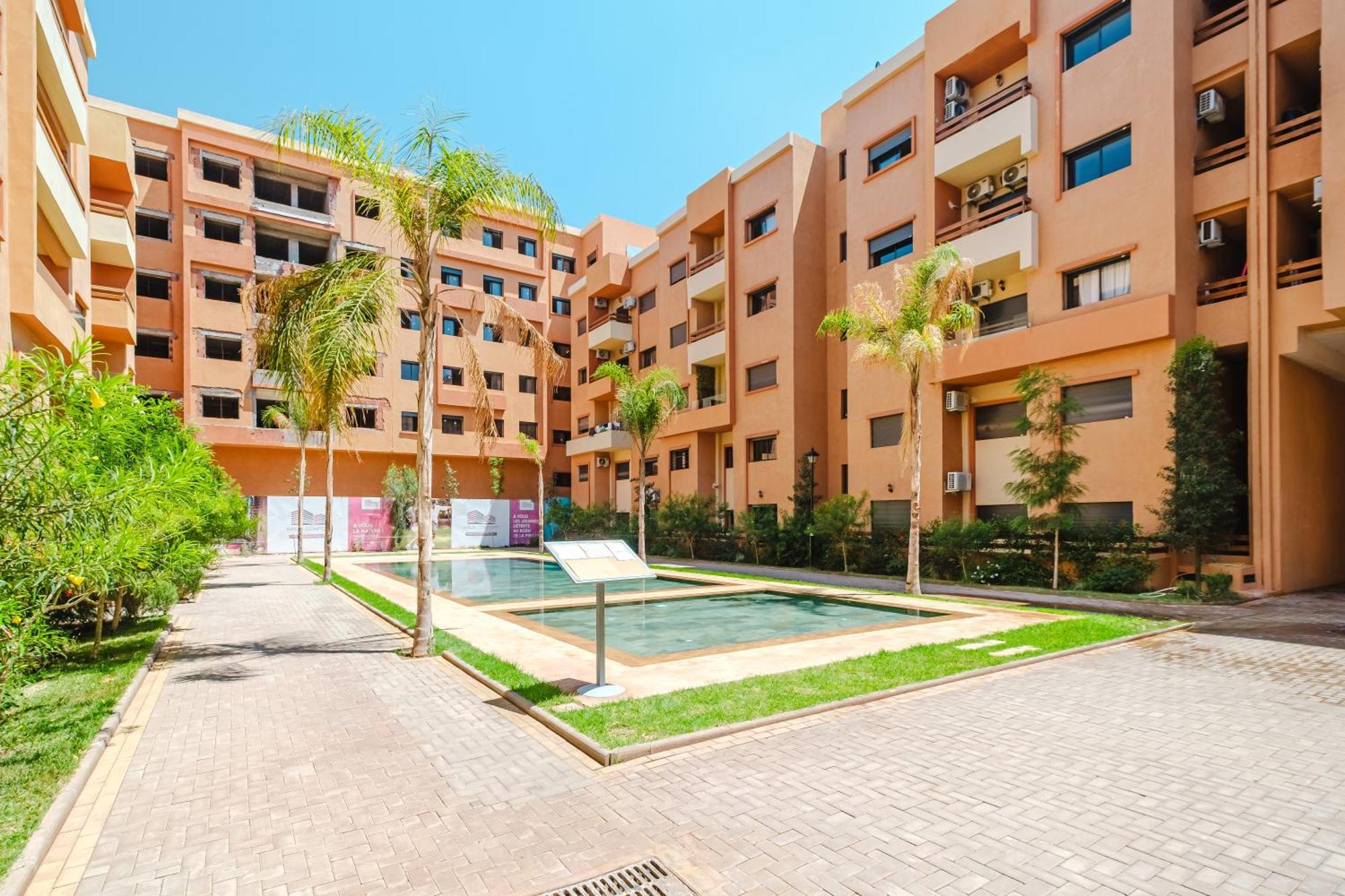 Charming Near M Avenue Pool, Parking