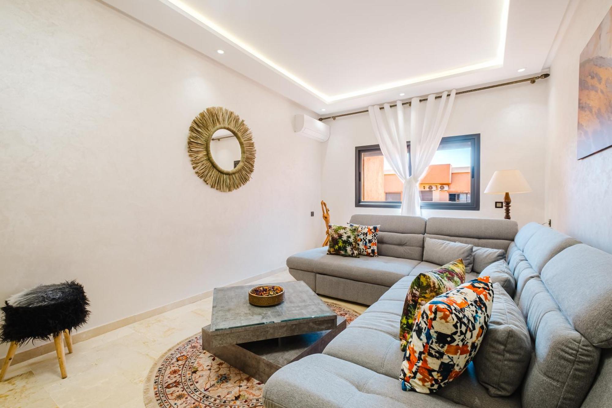 Charming Near M Avenue Pool, Parking Apartment *