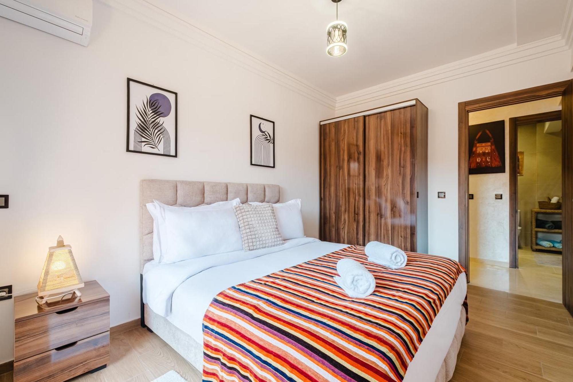 Charming Near M Avenue Pool, Parking Apartment