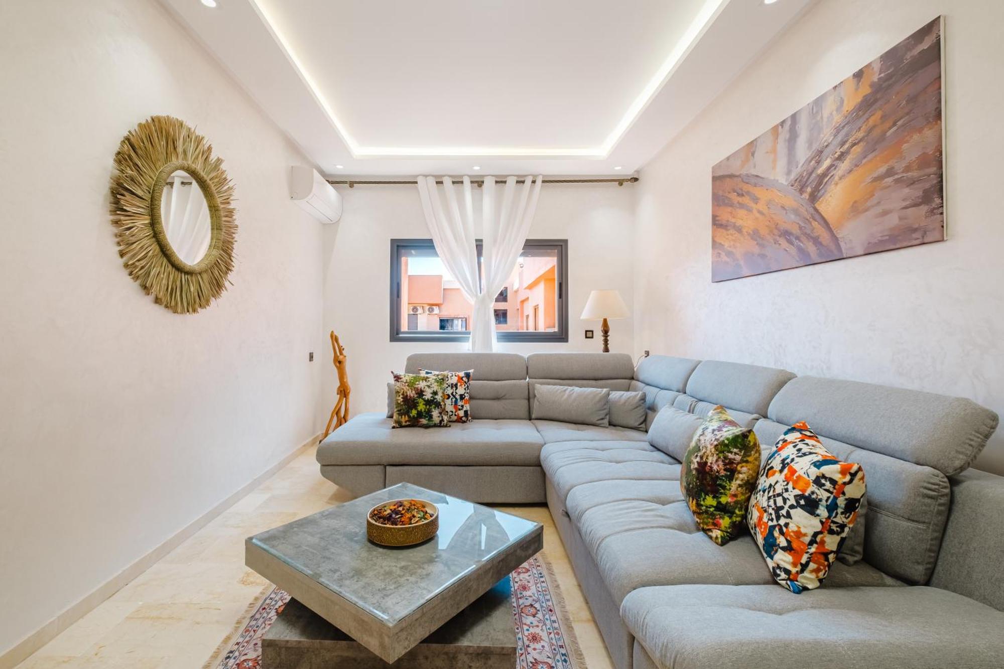 Charming Near M Avenue Pool, Parking Apartment *