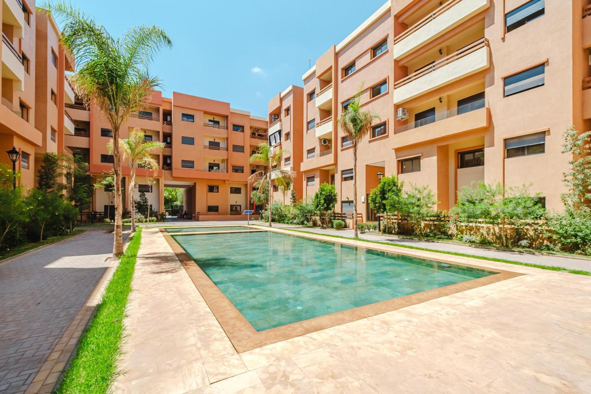 Charming Near M Avenue Pool, Parking