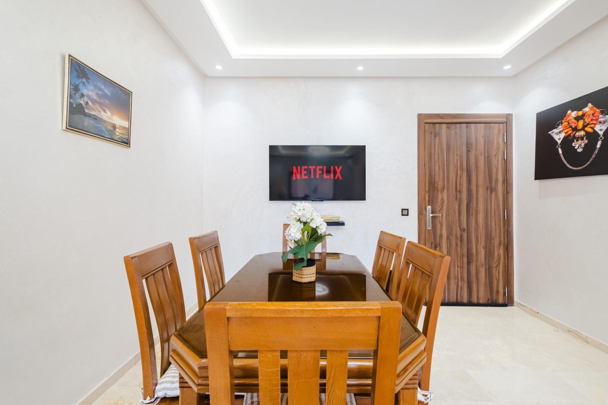 Charming Near M Avenue Pool, Parking Apartment *