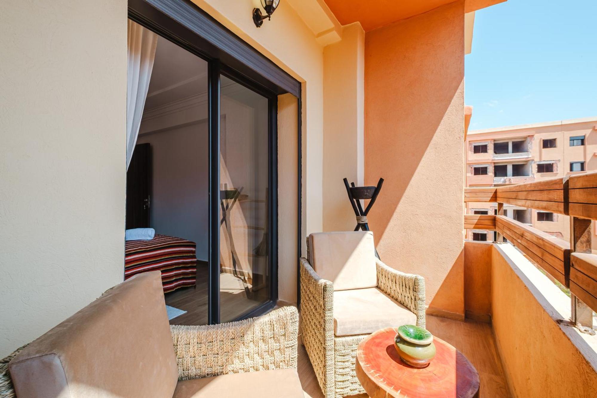 Charming Near M Avenue Pool, Parking Apartment
