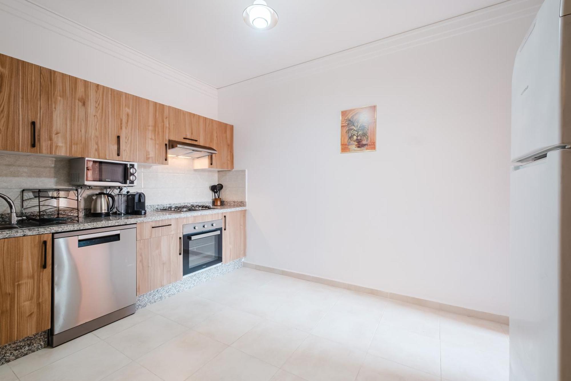 Charming Near M Avenue Pool, Parking Apartment