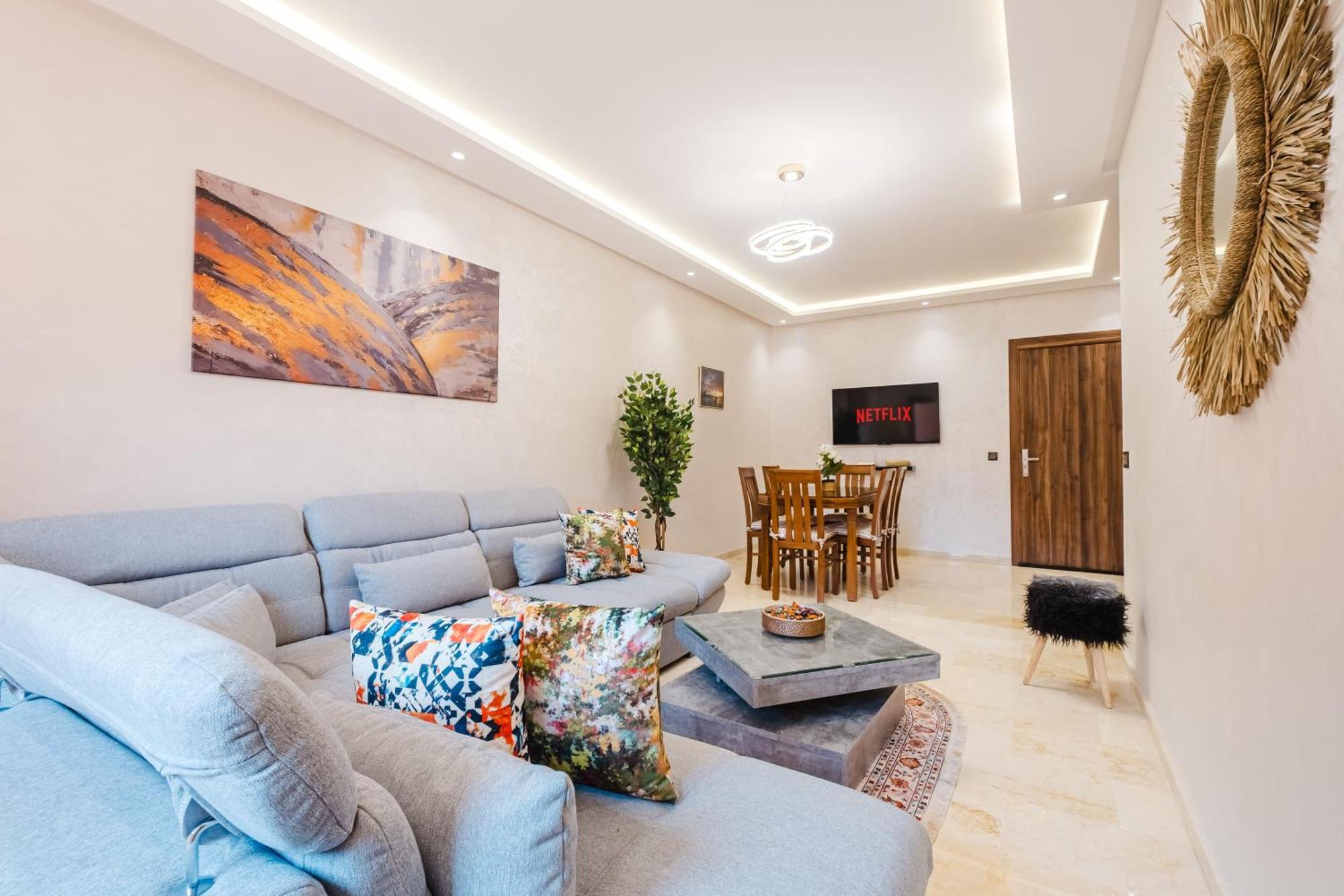 Charming Near M Avenue Pool, Parking Apartment *