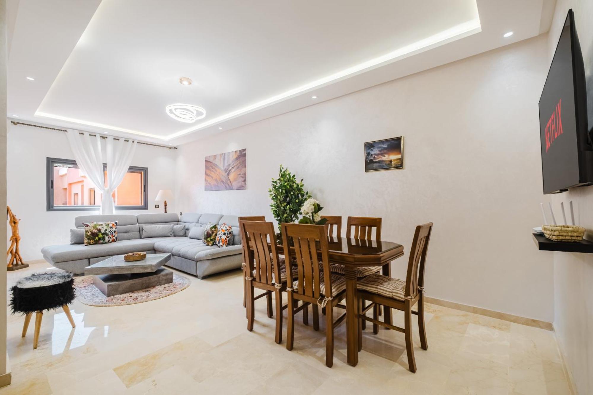 Charming Near M Avenue Pool, Parking Apartment *