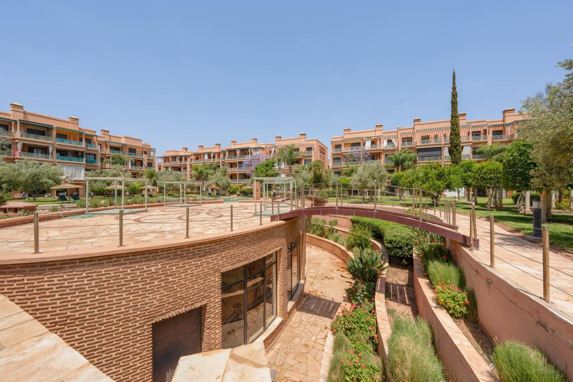Chill On The Oasis Poolside Luxury Apartment