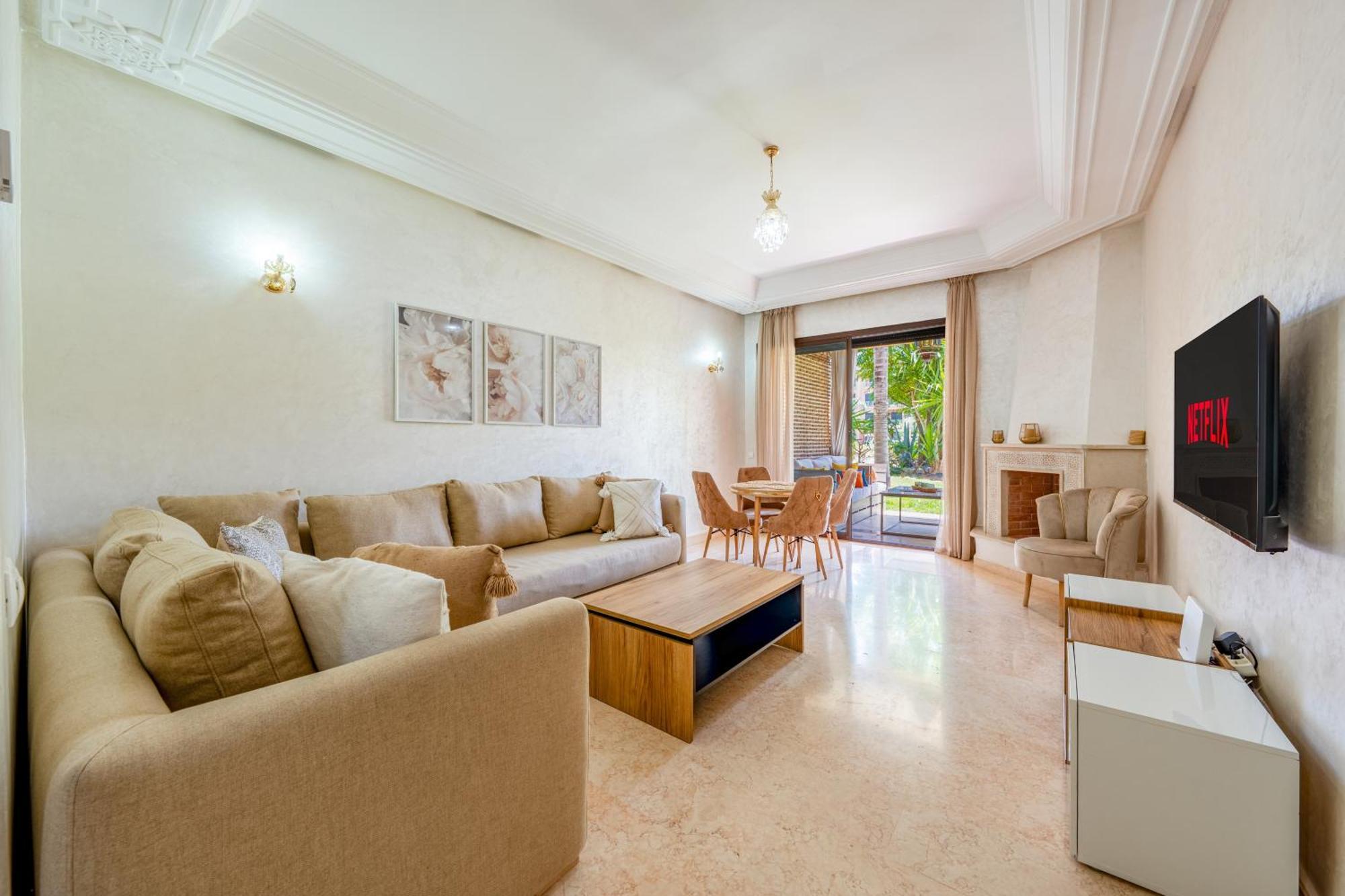 Chill On The Oasis Poolside Luxury Apartment