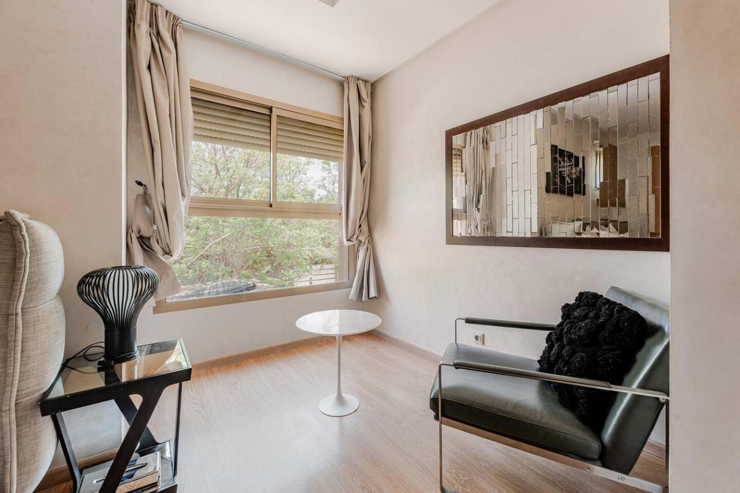 Escape To Luxury: 4 Bedroom On Golf Course Villa *