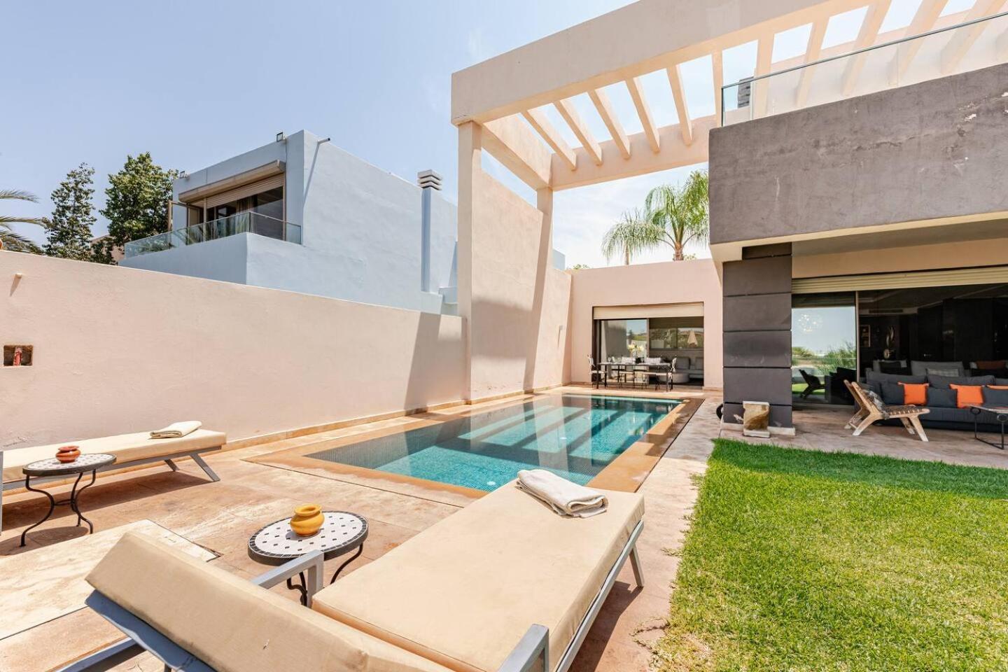 Villa Escape To Luxury: 4 Bedroom On Golf Course *