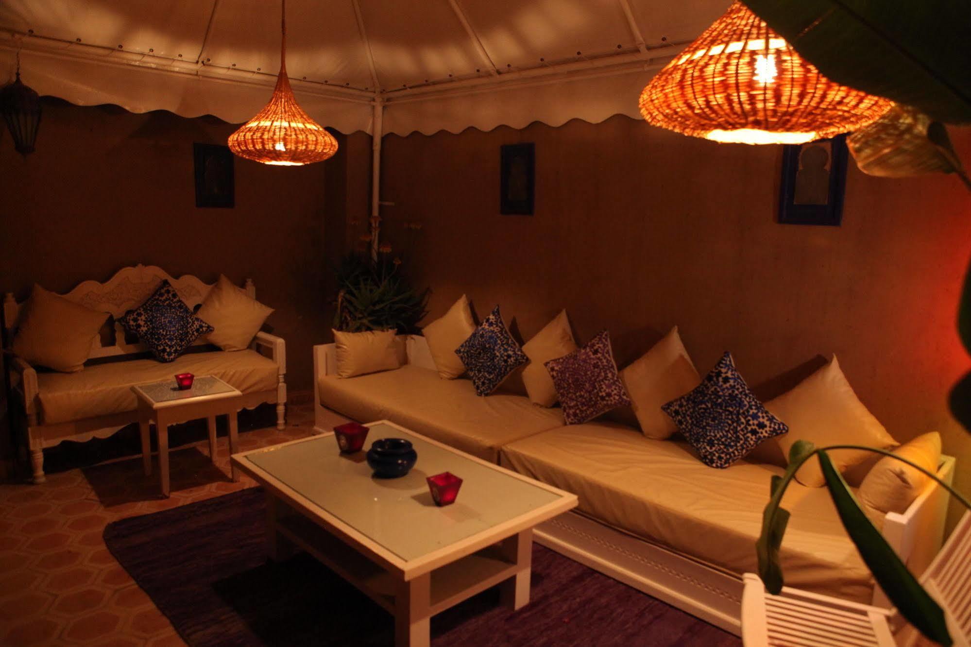 Awinati Location Privatisee ,piscine Chauffee , Beau Rooftop Riad