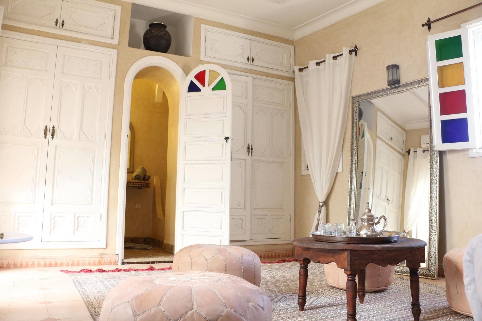 Awinati Location Privatisee ,piscine Chauffee , Beau Rooftop Riad