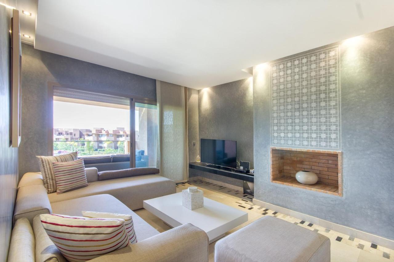 Lumineux Et Vue Degagee Sur Piscine A Prestigia
