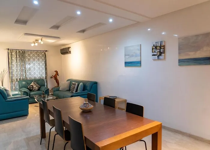Two Bed Luxury Appt With Air Conditioning Parking And Pool