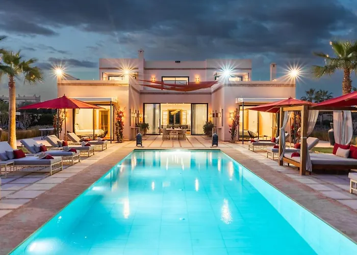 Luxury 5-Suite Villa With Heated Pool, Steam Room & Games
