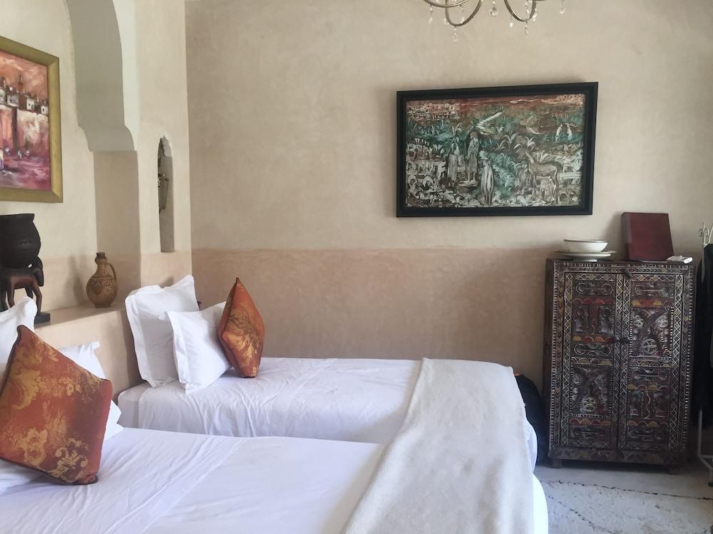 Emberiza Sahari Guest house