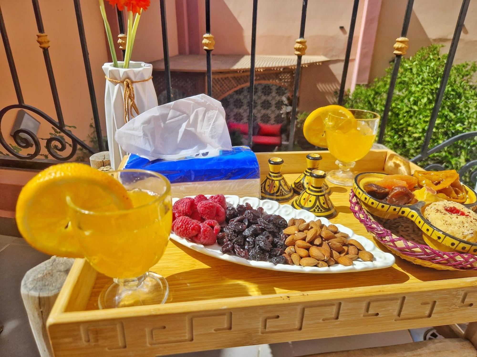 Oranger Family House Center, Private Large House, Terasse Garden View, Free Parking * Marrakesh