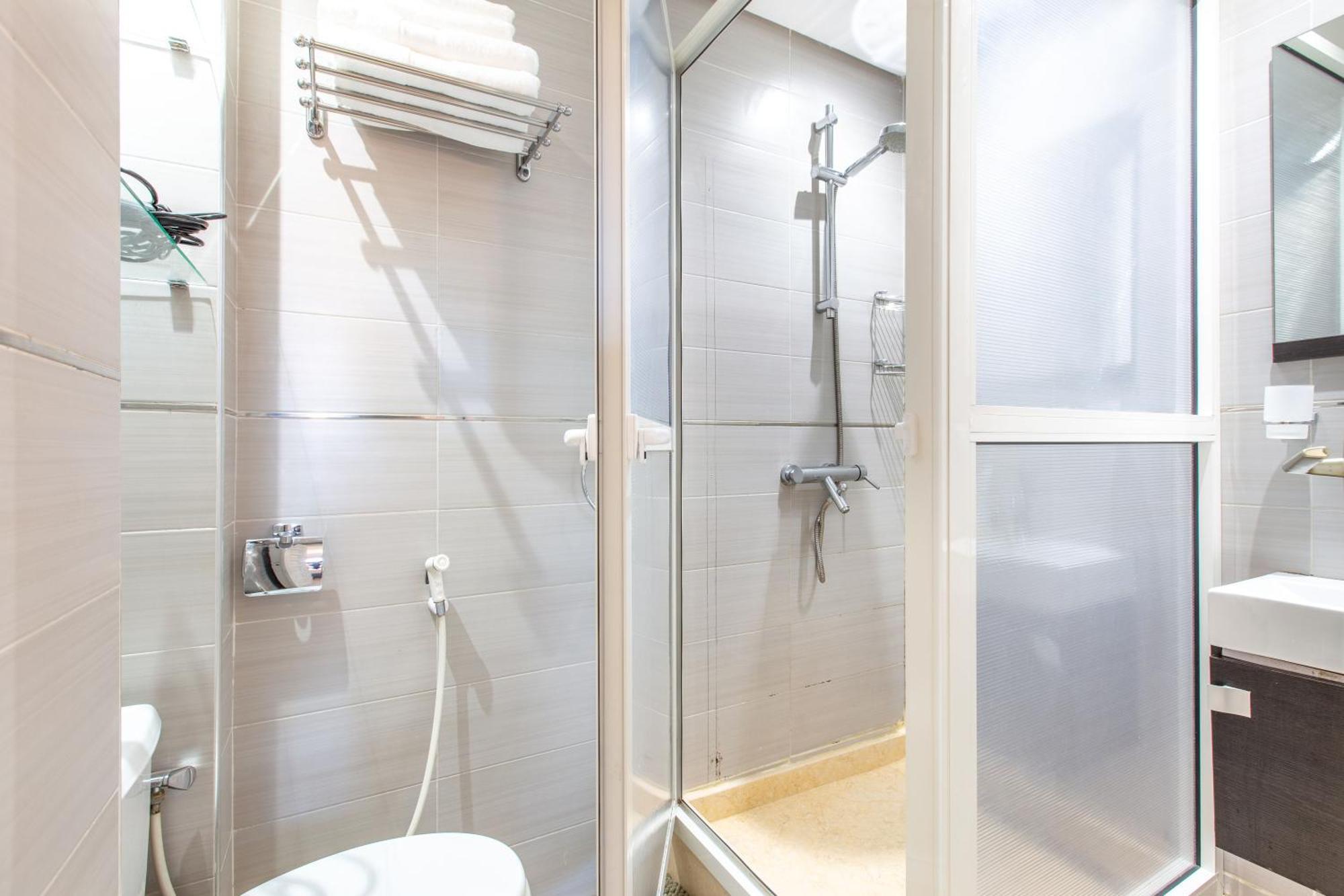 Romantic Retreat Next To M Avenue Apartment
