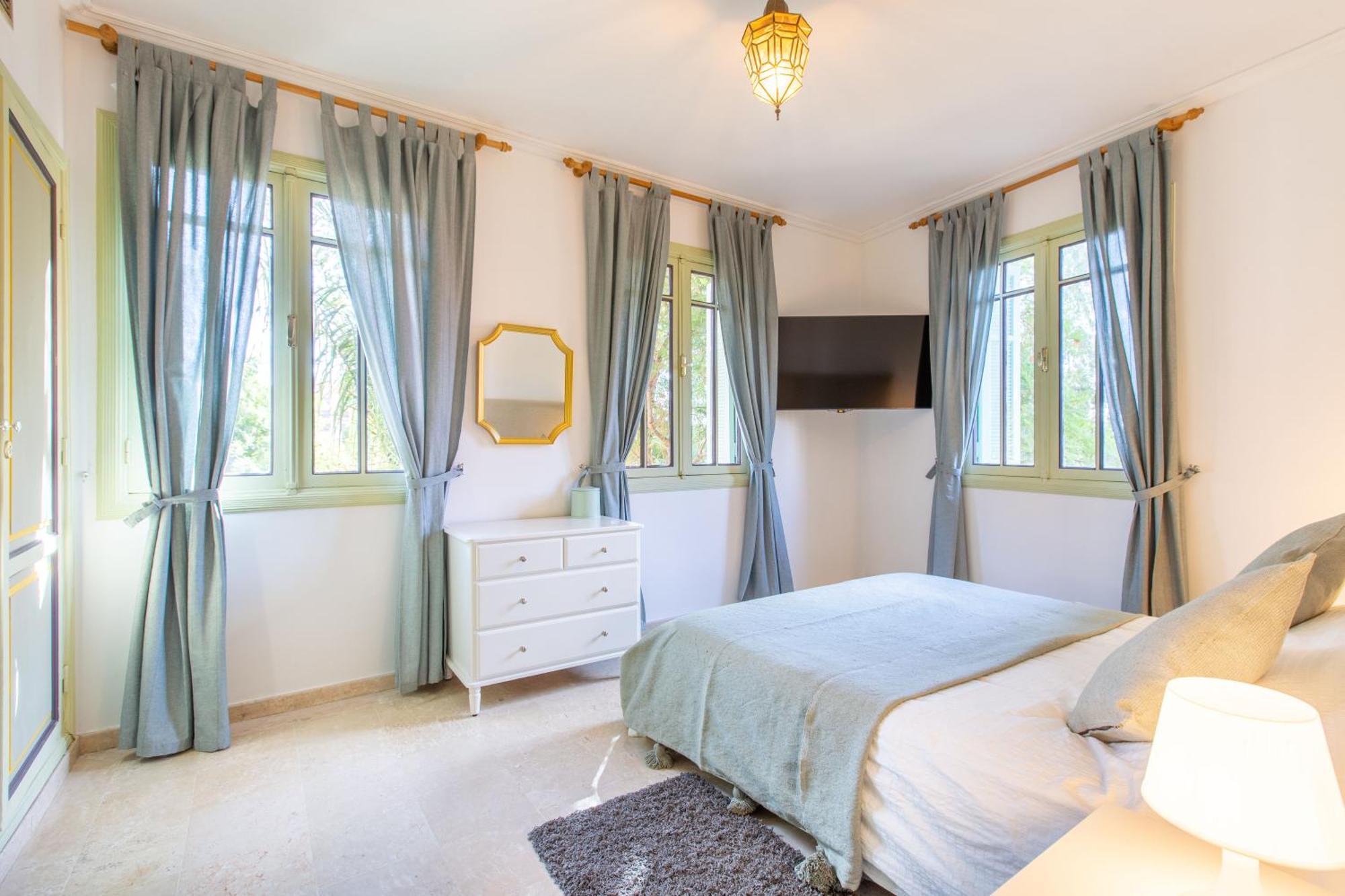 Romantic Retreat Next To M Avenue Apartment *