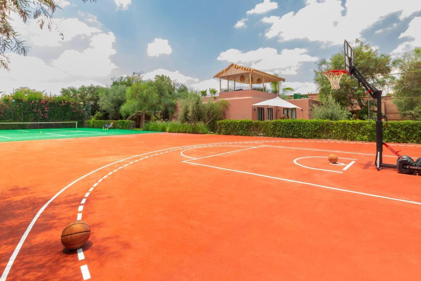 Layyine Avec Personnel, Piscine, Et Sports *