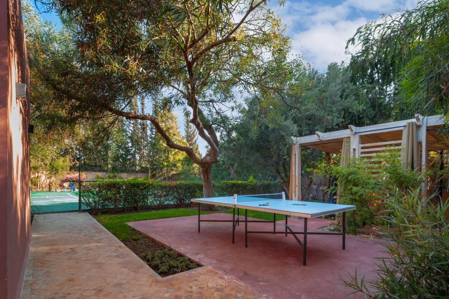 Layyine Avec Personnel, Piscine, Et Sports