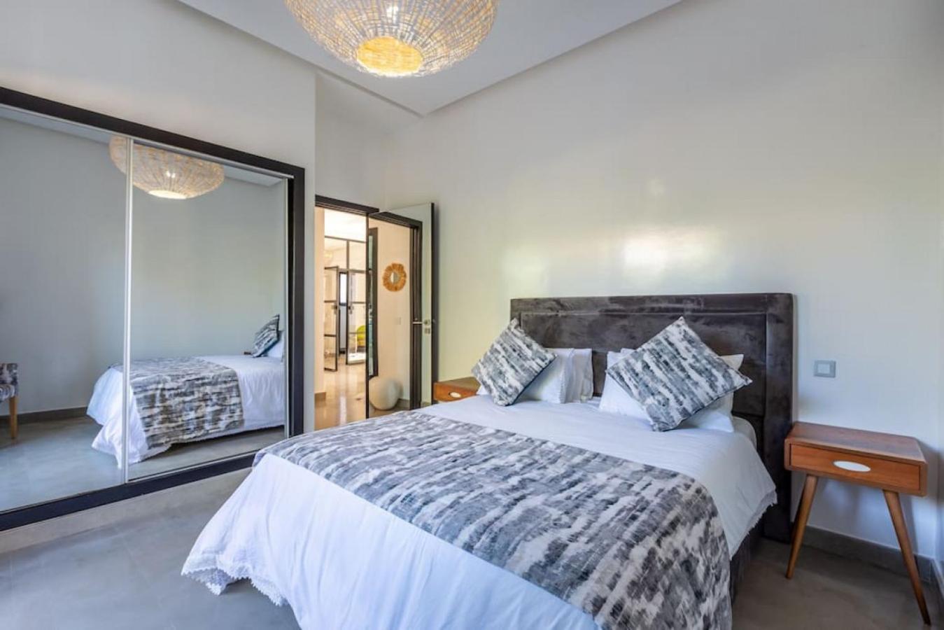 Moderne And Chic Piscine Chauffee 6 Pers Holiday home *