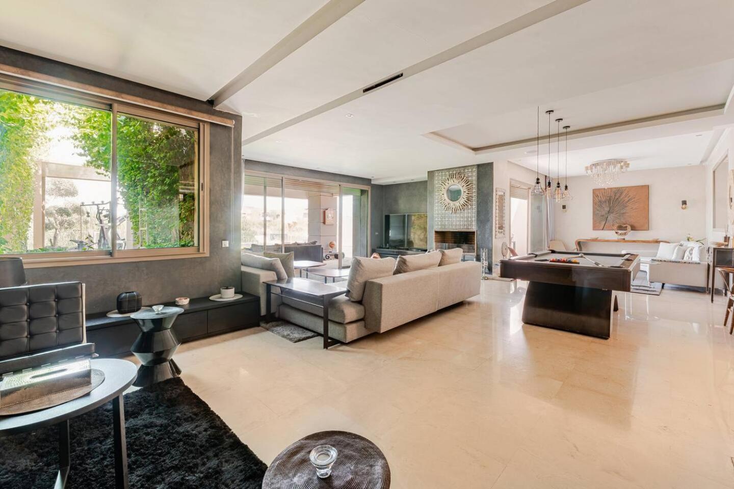 Escape To Luxury: 4 Bedroom On Golf Course Pousada