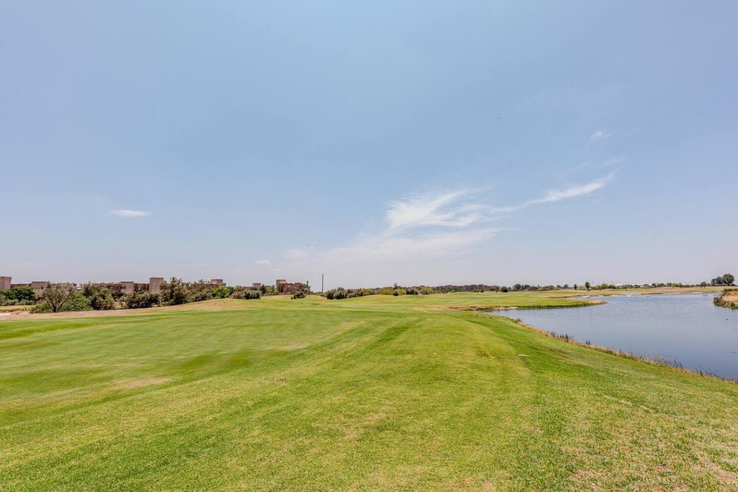 Escape To Luxury: 4 Bedroom On Golf Course *