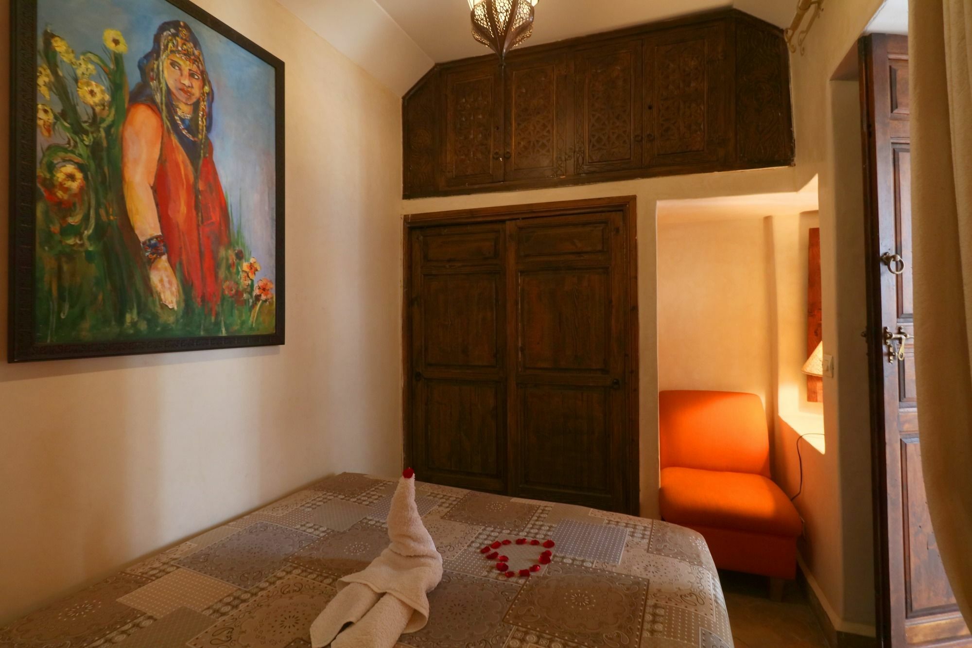 Jaune Safran Entire House 4*