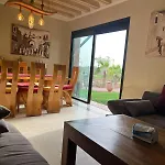 Appartement Elegant Avec Vue Sur Piscine Jardin Verdoyant Et Wifi Ultra Rapide