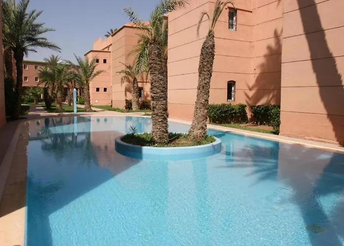 Riad Avec Jardins Et Piscines
