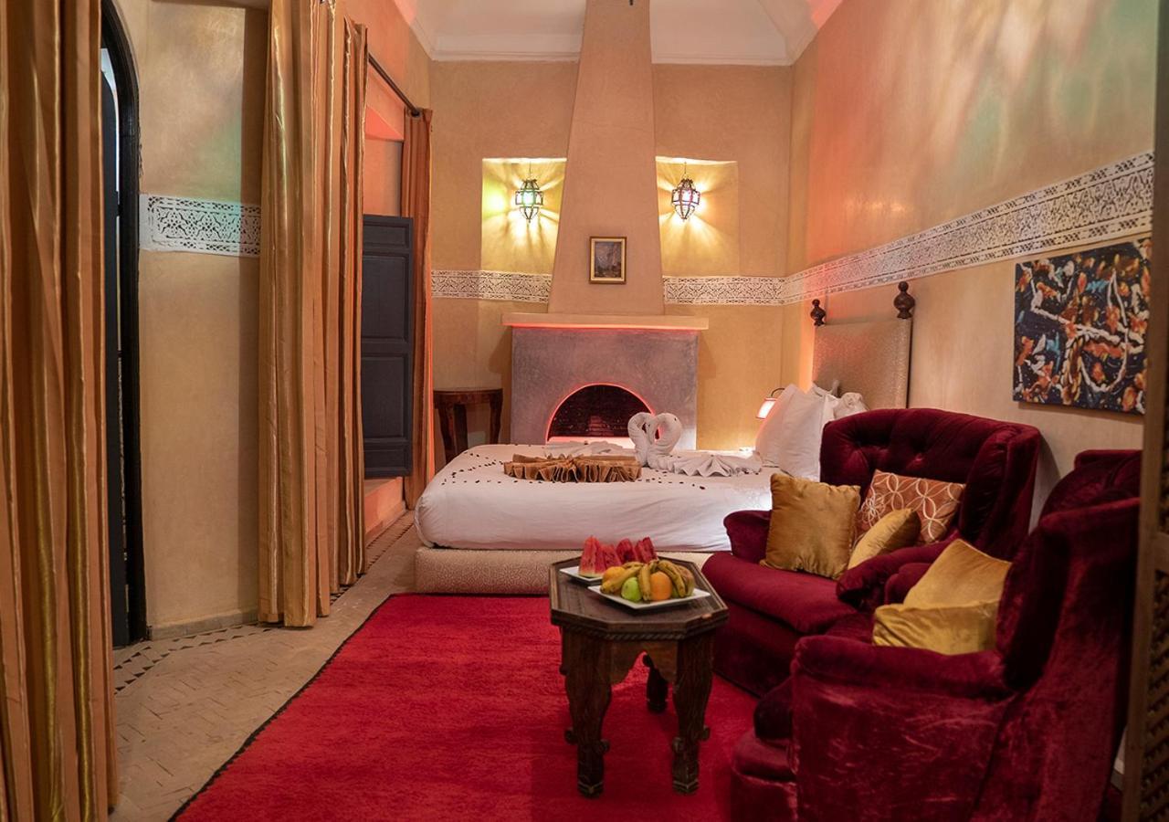 Romance (adults Only) Riad