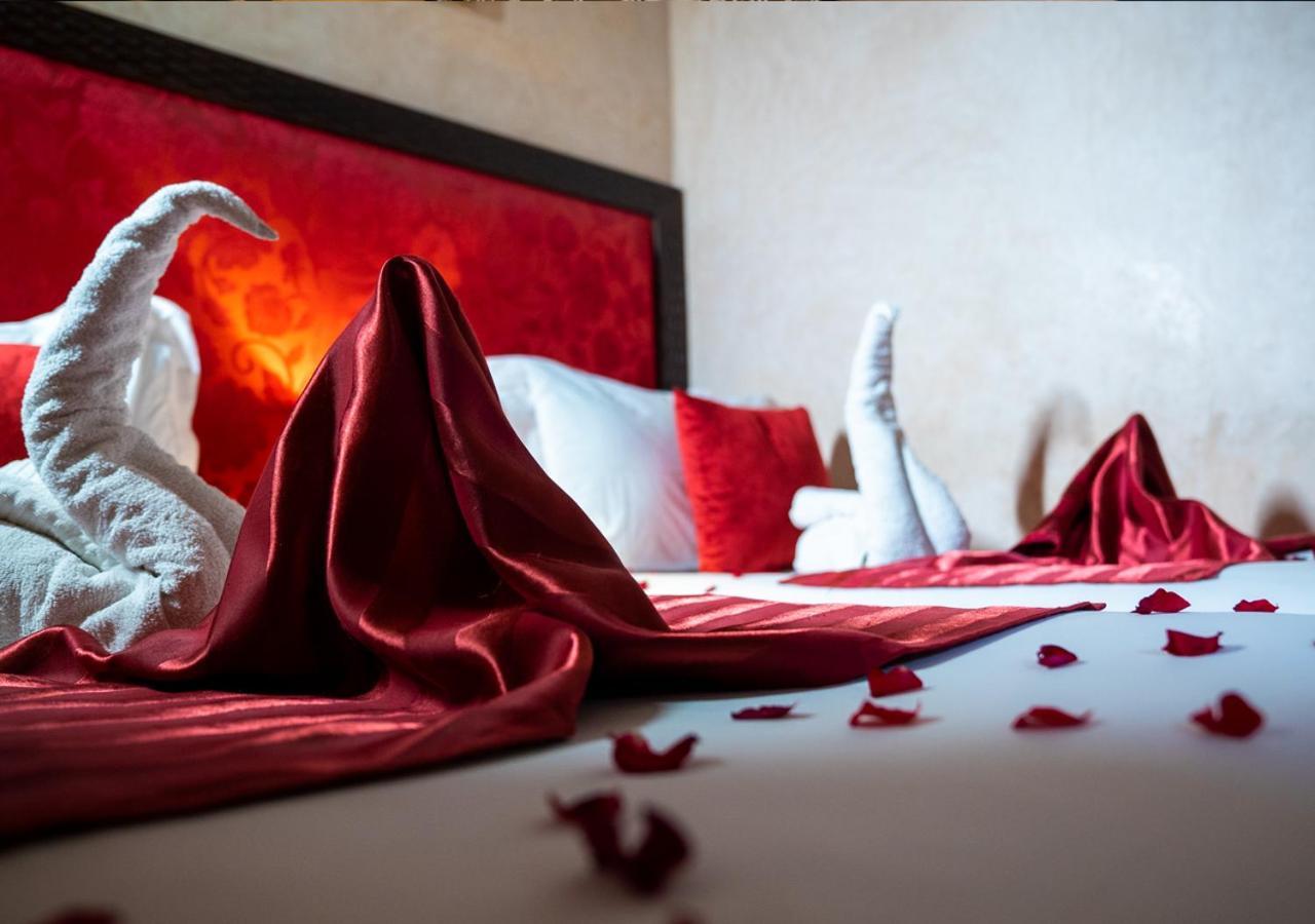 Romance (adults Only) Riad