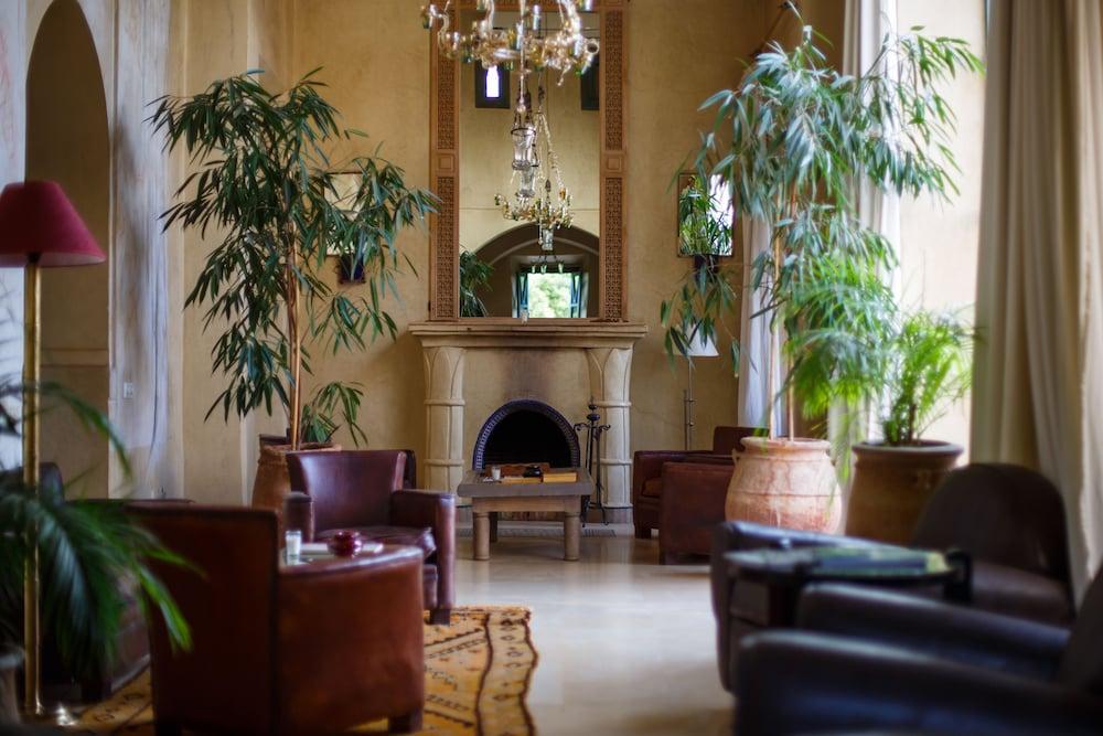 Les Deux Tours Hotel