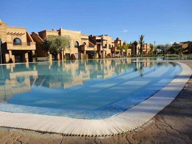 Dans Résidence Avec Golf, Piscine