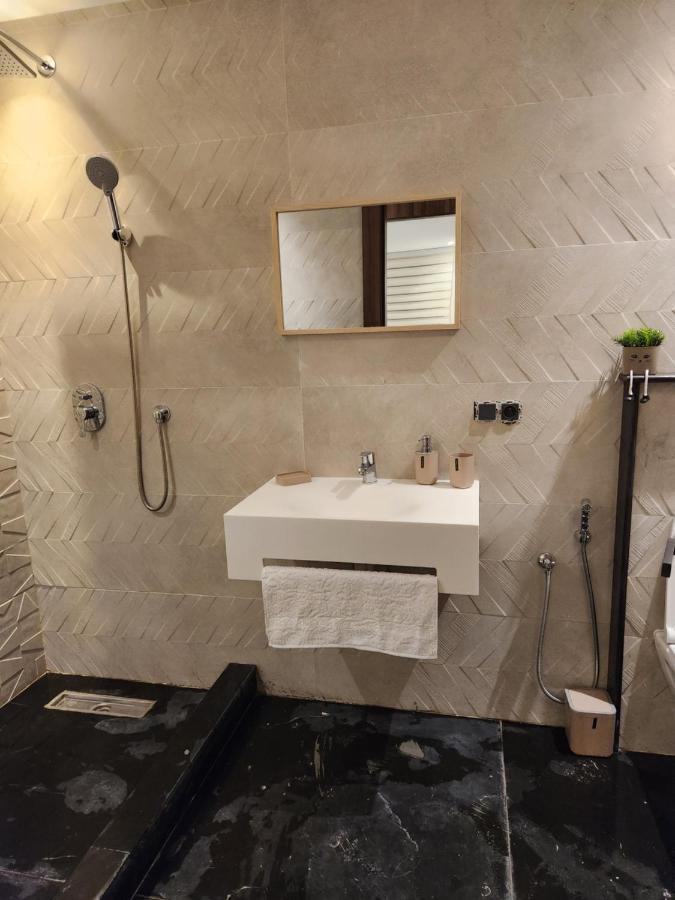 Modern Luxury Retreat: 2-bedroom In The Heart Of Marrakech *
