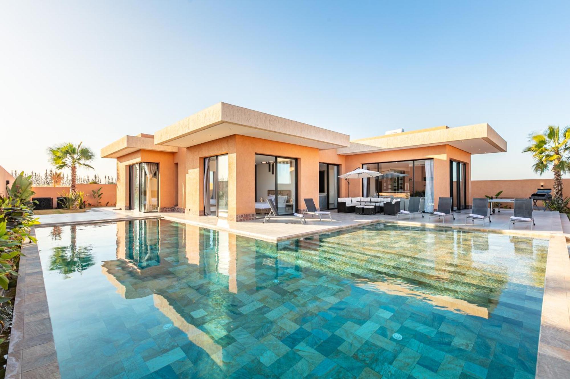 Perle Rouge, Piscine , Cuisiniere, Billard, Playstation5
